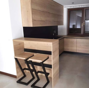 kuchnia drewno i czarny nowy tomyśl