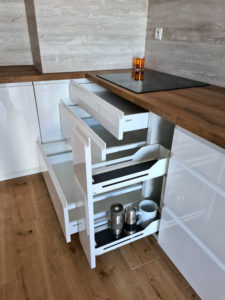 kuchnia biała z drewnem nowy tomyśl